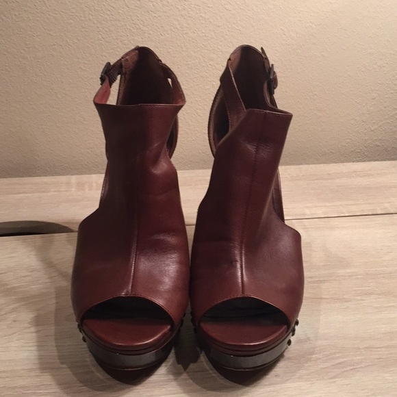 Vince Camuto Shoes - 🥳NWOT- Brown Sandals
